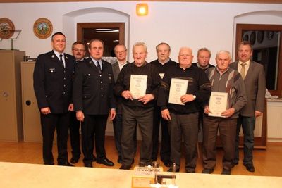 1. Kommandant Christian Holler, 2. Kommandant Günter Schindler, Feuerwehrvereinsvorsitzender Heinrich Eichenseer, Pfarrer Pater Hermann Sturm, Johann Holler, Johann Grosser und Ehrenvorsitzender Georg Lehmeier (geehrt für 60 Jahre Mitgliedschaft), Joha Ehrung langjähriger Mitglieder.