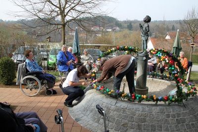 Osterbrunnen im Seniorenheim.