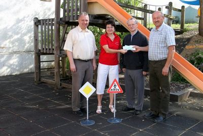 Stellvertretender CSU-Vorsitzender Bürgermeister Markus Dollacker, Kindergartenleiterin Heidi Moser, Pfarrer Pater Hermann Sturm und CSU-Ortsvorsitzender Johann Bösl.