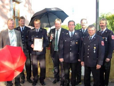 Ehrenschirmherr Bürgermeister Markus Dollacker, 2. Kommandant Michael Rothut, Feuerwehrvorsitzender Achim Hantke, Schirmherr Landrat Richard Reisinger, 1. Kommandant Hans Westiner, Kassier Martin Färber, Beisitzer Josef Donhauser Helmut Wüst, 2. Vorsit