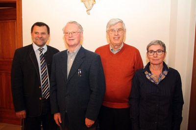 V.li. Caritas-Kreisgeschäftsführer Günter Koller, die alte und neue Vorstandschaft mit Pfarrer Pater Hermann Sturm und Christian Wenkmann sowie Pflegedienstleiterin Christel Knorr.