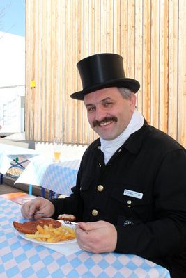 Kaminkehrer bei der Brotzeit.