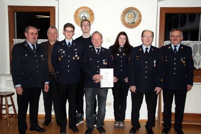 Befördert wurden Jugendwart Julian Pusch (3. v. li.) zum Oberfeuerwehrmann, Andreas Reinhardt (4. v.li.) zum Feuerwehrmann und Joanna Graf (6. v.li.) zur Feuerwehrfrau. Das Feuerwehrehrenkreuz in Silber wurde Johann Frind (5. v.li.) für 25 Jahre aktiven