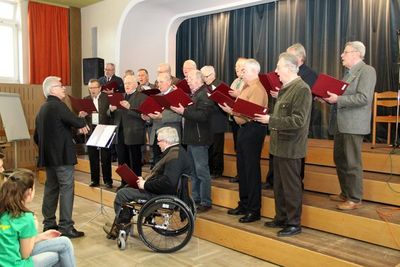 Auftritt des Männergesangverein Ensdorf beim Ensdorfer Pfarrfamiliennachmittag unter Leitung von Gerhard Tschaffon am 8. März 2015.