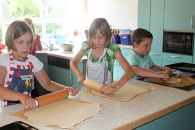 Es ist gar nicht so einfach, einen Pizzateig auszurollen!