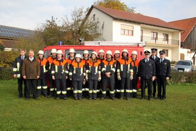 Zwei weitere Gruppen der Freiwilligen Feuerwehr Thanheim legten in verschiedenen Stufen mit Bravour das Leistungsabzeichen „Die Gruppe im Löschangriff“ ab. Links 1. Kommandant Bernhard Metschl und Bürgermeister Markus Dollacker, rechts die Schiedsri