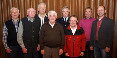 Neben MdL Reinhold Strobl (Dritter von links) und SPD-Ortsvorsitzendem Johann Ram gratulierten Michael Scharl (Vierter von links) Vertgreter von Obst- und Gartenbauverein, Siedlerbund, Freiwilliger Feuerwehr, Wan-derfreunden und DJK (von links).