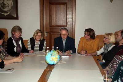Von links Pfarrgemeinderatssprecherin Agnes Graf, Maria Leikam, Pfarrer Pater Hermann Sturm, Marianne Scharl, Marga Grosser und Hans Ram.