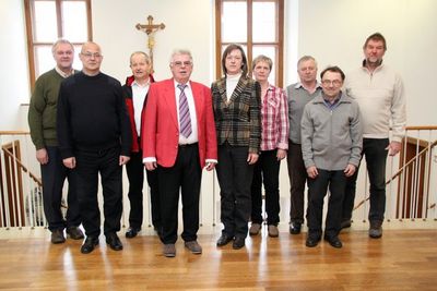 Die neue Vorstandschaft der Wanderfreunde Ensdorf und Umgebung: V.li. Schriftführer Karl-Heinz Eckert, 1. Kassier Karl-Heinz Müller, 2. Kassier Erwin Vogl, 2. Vorsitzender Heinrich Lobenhofer, 1. Vorsitzende Annemarie Dollacker, die Beisitzer Petra West