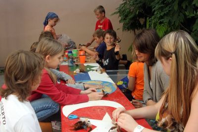 Aus Federn und Lederriemchen bastelten die Kinder tollen Indianerschmuck.