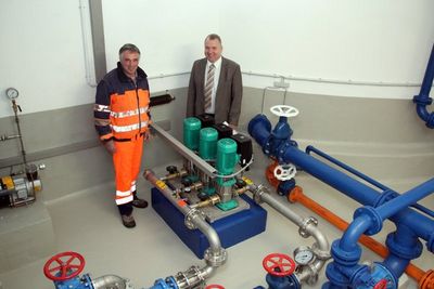 Bürgermeister Markus Dollacker und Wasserwart Thomas Berschneider an der neuen Druckerhöhungsanlage, welche den Brandschutz optimiert.