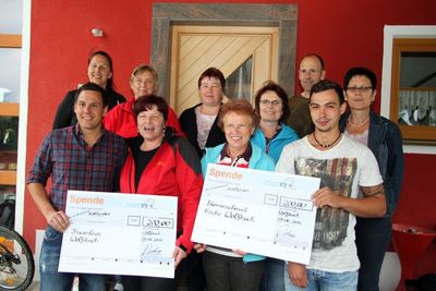 Kirwavereinsvorsitzender Sebastian Götz übergab an Renate Kastl (vorne von rechts) für den Blumenschmuck der Magdalenenkirche wie auch sein Stellvertreter Torsten Donhauser an Regina Senft (vorne von links) vom Frauenkreis gemeinsam mit Richard Winkler