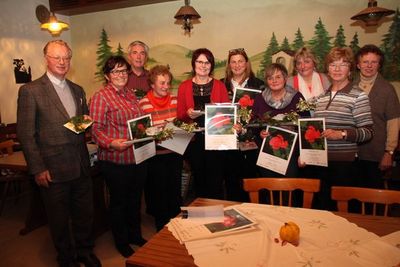 Die anwesenden Preisträger mit Pfarrer Pater Hermann Sturm (v.li.),Vera Müller, Martin Radlbeck, Maria Kotzbauer, Petra Frind, Elisabeth Pirker, Margot Babl, Heidi Rester, Doris Scharl und OGV-Vorsitzender Renate Kastl (re.)