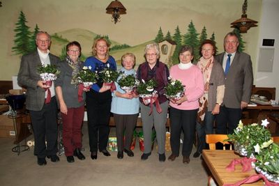 Die anwesenden Preisträger v. li. Pfarrer Pater Hermann Sturm, Anna Richthammer, Therese Mathiowetz, Marga Weigl, Erika Smola und Franziska Weigl, mit OGV-Vorsitzender Renate Kastl und Bürgermeister Markus Dollacker.