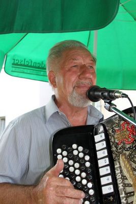 Für die zünftige Musik sorgte wieder der Rieger Hans mit Akkordeon und Gesang.