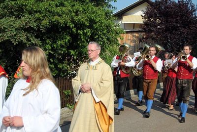 Pfarrer Pater Hermann Sturm beim Kirchenzug.