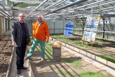 Kunst im Glashaus: Siegfried Link und Sigi Stolz (v.li.) zeigten eine Auswahl ihrer Kunstwerke.