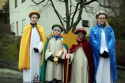 Diese Sternsinger waren im Baugebiet Steinäcker unterwegs: v.li. Julian Müller zum 3. Mal, Vinzenz Ram und Sternträgerin Sophie Kellner zum 1. Mal sowie Johanna Müller schon zum 5. Mal.