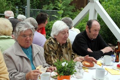 Erdbeerkuchen, ofenfrische Kücheln und Kaffee schmeckten.