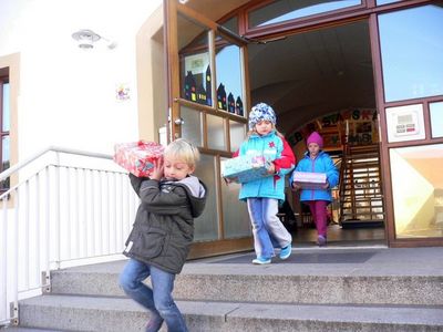 Kinder des Kindergarten St. Jakob halfen fleißig bei der Verladung der Päckchen mit.