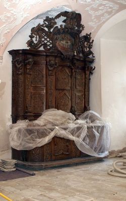 In der Sakristei mit ihren wunderschönen Schränken kam unter dem Parkettboden wieder der originale Natursteinboden, der nun renoviert wird, zum Vorschein.