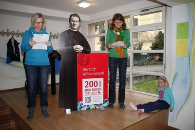 Inge und Petra stellten das das facettenreiche Leben des außergewöhnlichen Heiligen Don Bosco vor.