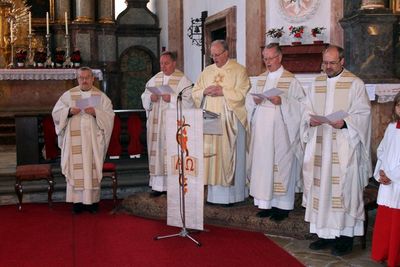Bei der Nachprimiz in der Pfarrkirche St. Jakobus in Ensdorf v. li. Pfarrer i. R. Alois Hofmann, Klosterdirektor Pater Christian Liebenstein, Primiziant Pater Helmut Zenz, Pfarrer Pater Hermann Sturm und Pater Erhard Staufer.
