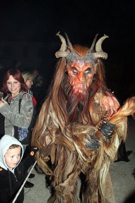 Highlight des ersten Abends des 10. Ensdorfer Gemeindefestes war der Auftritt der „Oberpfälzer Schlossteufel“ mit ihrer mystischen Feuershow.