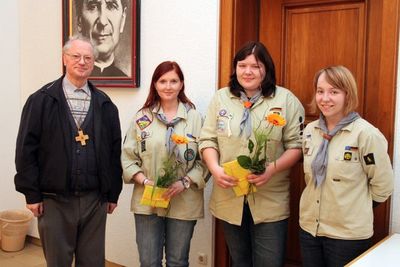 Für ihre engagierte Arbeit über Jahre hinweg überreichte Kurat Pfarrer Pater Hermann Sturm den scheidenden Vorsitzenden Susanne Berschneider und Kerstin Dollacker Geschenke. Rechts Kassier Johanna Dollacker. Für ihre engagierte Arbeit über Jahre hinweg überreichte Kurat Pfarrer Pater Hermann Sturm den scheidenden Vorsitzenden Susanne Berschneider und Kerstin Dollacker Geschenke. Rechts Kassier Johanna Dollacker.
