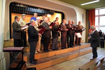 Auftritt der Chorgemeinschaft Männergesangverein Ensdorf/Sängerbund 1880 Amberg beim Ensdorfer Pfarrfamiliennachmittag.