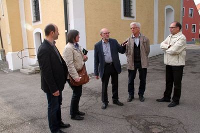 Im Mai informierte sich die Vorstandschaft des HKV in Altendorf bei Bürgermeister Georg Köppl über die dortige Leerstandsoffensive (v.li. Schriftführerin Isabel Lautenschlager, Kassier Alfred Fröhlich, Beisitzer Hans Ram, Bürgermeister Georg Köppl,