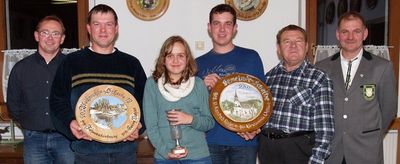 Schützenmeister Heiner Graf (re.) und Schießleiter Thomas Drick gratulieren Georg Dotzler zum Gewinn der Weihnachtsscheibe. Christina Drick, die den Glaspokal als trainingsfleißigste Jungschützin überreicht bekam und Michael Reinhardt, der die von Sc