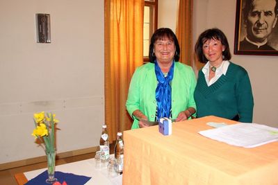Gertraud Kuhn, Mitarbeiterin der Kommission Sozial-caritativ, und Referentin, Heilpraktikerin für Psychotherapie, Helga Kuttner.