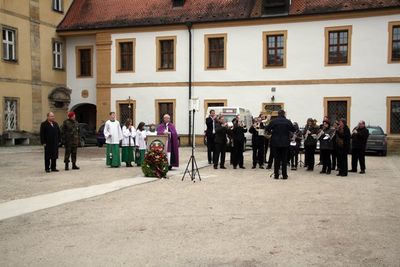 Die Blaskapelle Ensdorf unter Leitung von Hubert Haller umrahmte die Feier zum Volkstrauertag musikalisch. Li. Bürgermeister Markus Dollacker, Krieger- und Reservistenvereinvorsitzender Erich Brem, Pfarrer Pater Hermann Sturm.