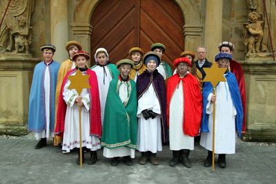 Die Ensdorfer Sternsinger mit Pfarrer Pater Hermann Sturm (3. v. re.)