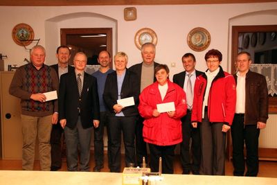 SPD-Kreisvorsitzender MdL Reinhold Strobl (Mitte) übergab zusammen mit den Vorstandsmitgliedern des SPD-Ortsvoreins Ensdorf Hans Ram, Werner Scharl und Herbert Scharl (hinten) je 250 Euro aus dem erlös der Ausstellung „Freizeit-Hobby-Kunst“ an Kirch