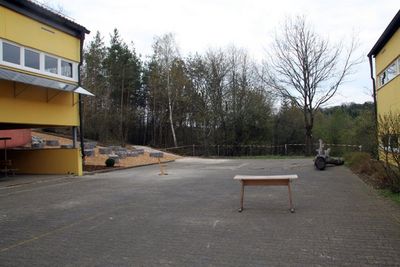 Für etwa 35000 Euro werden die Pausenhöfe der Mittelschule Ensdorf umgebaut und erneuert.