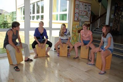 Die Cajon-Gruppe der Mittelschule Ensdorf unter Leitung von Lehrerin Agnes Kramer (li.) umrahmte die Verabschiedungsfeier musikalisch.