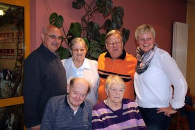 Der neue Heimbeirat des BRK-Seniorenheims Ensdorf mit Heimleiterin Lydia Brandl (rechts stehend). Stehend von links 1. Vorsitzender Josef Niebler, 2. Vorsitzende Marianne Schafberger und Beirat Gerhard Klier, sitzend die Beiräte Erwin Oswald und Katharin