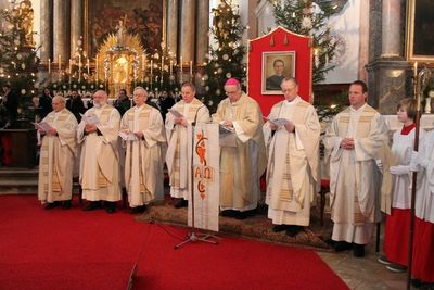 Die Patres Georg Kopic, Alfred Lindern und Josef Wenzl, Klosterdirektor Pater Christian Liebenstein, Bischof Frantisek Radkovsky aus Pilsen, Pfarrer Pater Hermann Sturm und Pater Harald Neuberger.