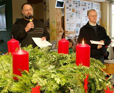 Die erste Kerze brannte am Adventskranz in der Aula der Mittelschule Ensdorf, wo Pfarrer Pater Hermann Sturm (re.)und Religionspädagoge Thomas Peter eine besinnliche vorweihnachtliche Feier gestalteten.