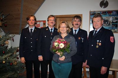 Verabschiedet wurden Martin Färber und Helmut Wüst nach Jahrzehntelanger Vorstandschaftsarbeit: V.li. 2. Vorsitzender Christian Richthammer, Martin Färber mit Ehefrau, Helmut Wüst und 1. Vorsitzender Joachim Hantke.