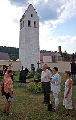 Die nachfolgenden Probleme bei der Sanierung des Stephansturms zeigte SPD-Ortsvorsitzender Hans Ram den Landtagsabgeordneten Reingold Strobl, Inge Aures und Helga Schmitt-Bussinger hin.