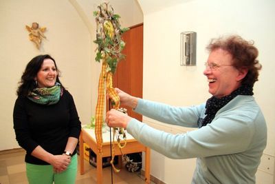 Beisitzerin Alexandra Graf überreicht Vorsitzender Renate Kastl als Dank ein Gartengeschenk.