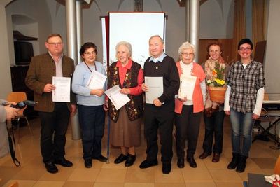 Die anwesenden Geehrten v.li. Franz Metschl, Rosina Geck, Maria Rogenhofer, Ludwig Meier, Erika Smola mit OGV-Vorsitzender Renate Kastl und Kreisfachberaterin Michaela Basler.