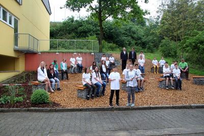 Li. Sitzende Klassenlehrrein der 6. Klasse Sabine Stopfer-Birner, hinten stehend v. li. Bürgermeister Markus Dollacker, Markus Windisch von der Bayernwerk AG und Rektorin Helga Gradl, sitzend ganz rechts Gärtnermeister Thomas Demel.