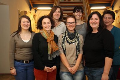 Der neue Elternbeirat des Kindergarten St. Jakob mit Erzieherin Inge Rogenhofer (3. v. li.): V. li. 1. Vorsitzende Manuela Mayer, Kassierin Elisabeth Stoll-Sperl, Erzieherin Inge Rogenhofer, 2. Vorsitzende Marion Roppert, Beisitzerin Marina Richthammer, S
