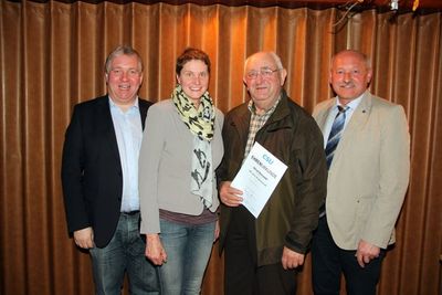 Für 50 Jahre treue Mitgliedschaft wurde Alfred Reinwald aus Hirschwald mit der goldenen Ehrennadel und Urkunde ausgezeichnet. Vom Ortsverband gab es dazu noch ein Geschenk. Von links: Bürgermeister Markus Dollacker, stellvertretende Kreisvorsitzende Mon