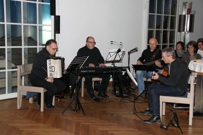 Die Band Creazione unisono v.li. Bernhard Müllers (Oboe, Englischhorn, Akkordeon, Chorleiter), Franz Prechtl (Piano), Jürgen Zach (Gesang, Bass) und Manuel Dams (Gitarre).