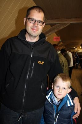 Michael Ring (37) mit Sohn Ferdinand (5) aus Wolfsbach: Sohn Ferdinand haben vor allem die Bahnübergänge und Brücken gefallen. Vater Michael: „Der Truppenübungsplatz ist ganz toll. Die Ausstellung ist einmalig, riesig und beeindruckend. Ich bin zum